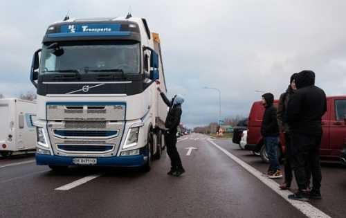 Польські перевізники заблокували проїзд вантажівок через «Дорогуськ-Яготин» - INFBusiness