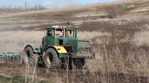 Фермери намагаються розміновувати поля: безпілотний трактор працює на Донеччині - INFBusiness