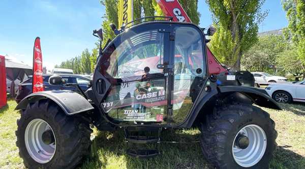 Сільгоспвиробникам показали багатофункціональний завантажувач за привабливою вартістю