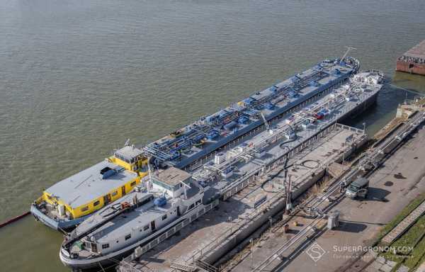 Після закриття морських портів, експорт зернових стикається з двома переповненими шляхами.