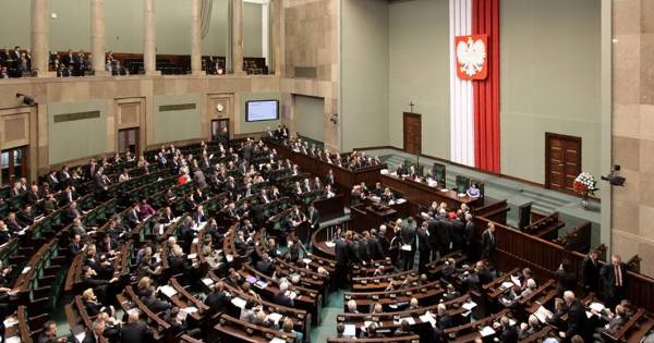 Польща тисне на Україну через зерно, граючи на внутрішній політиці