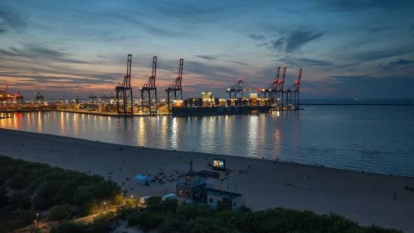 Польща стримує українське зерно, Румунія готує транзит через Констанцу