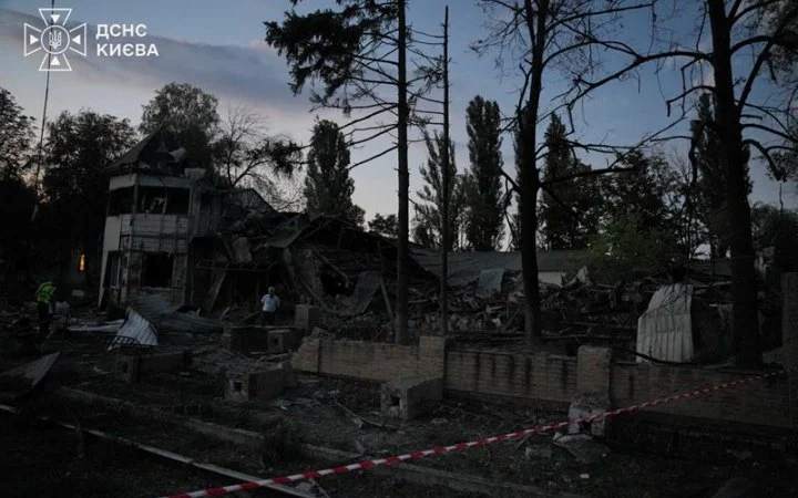 Внаслідок обстрілу залізничного депо в Києві є загиблі та поранені: як виглядає місце події