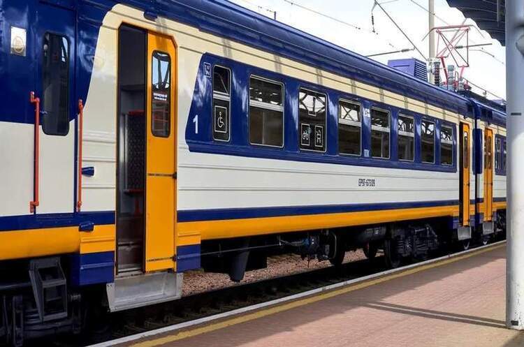 Через російські атаки поїзди по Україні затримуються до 14 годин