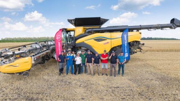 Перший унікальний комбайн New Holland CR11 прибув до України
