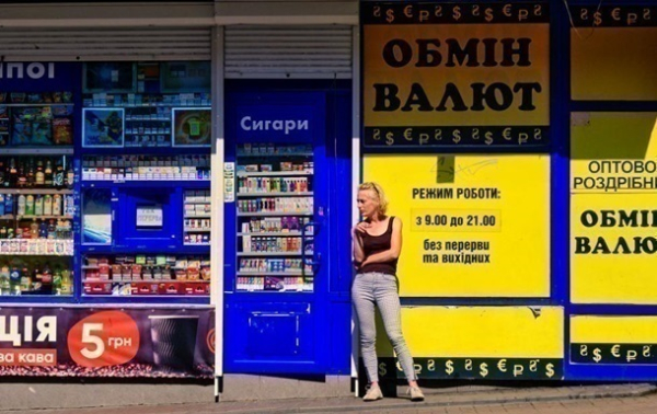 Курс долара та євро злетів: українці поспішають до обмінників