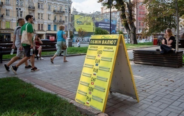 Гривня зміцнилася: курс валют злетів у обмінниках