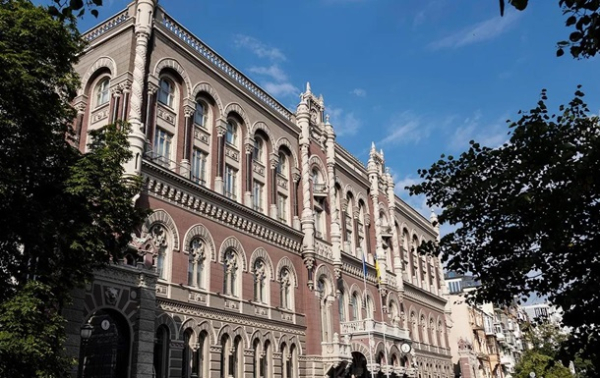 Нацбанк переглянув курс долара та євро: чого очікувати українцям